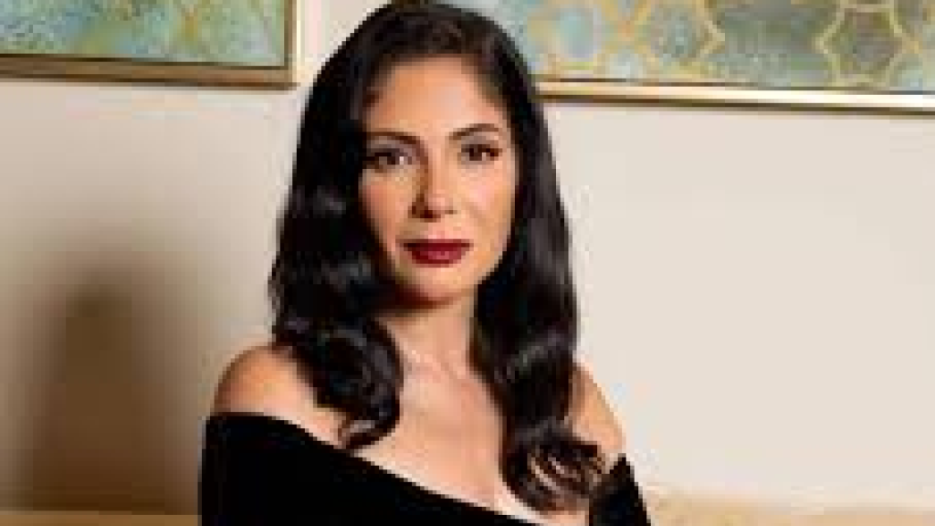منى زكي تتنازل عن دعوى ضد متهَّم شتمها وأساء إليها في موقف مشرِّف منها