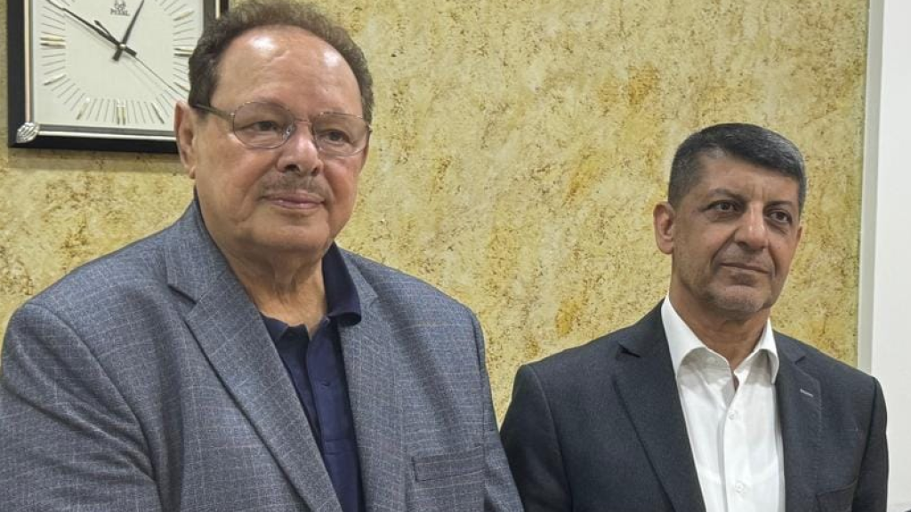 محمد عفيف استقبل ‏الرئيس اليمني السابق علي ناصر محمد معزيا بوالدة السيد نصرالله.