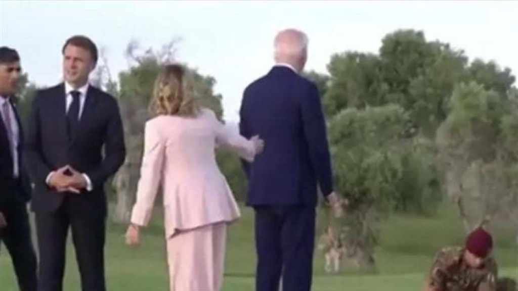 بالفيديو..هفوة جديدة لبايدن.. ميلوني تمسك بيد الرئيس “الضال” وتعيده .. 