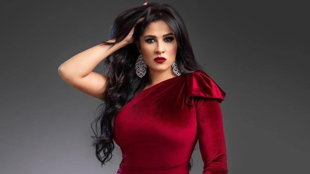 بالفيديو والصور.. نيللي كريم تخطف الأنظار بأسبوع الموضة في باريس