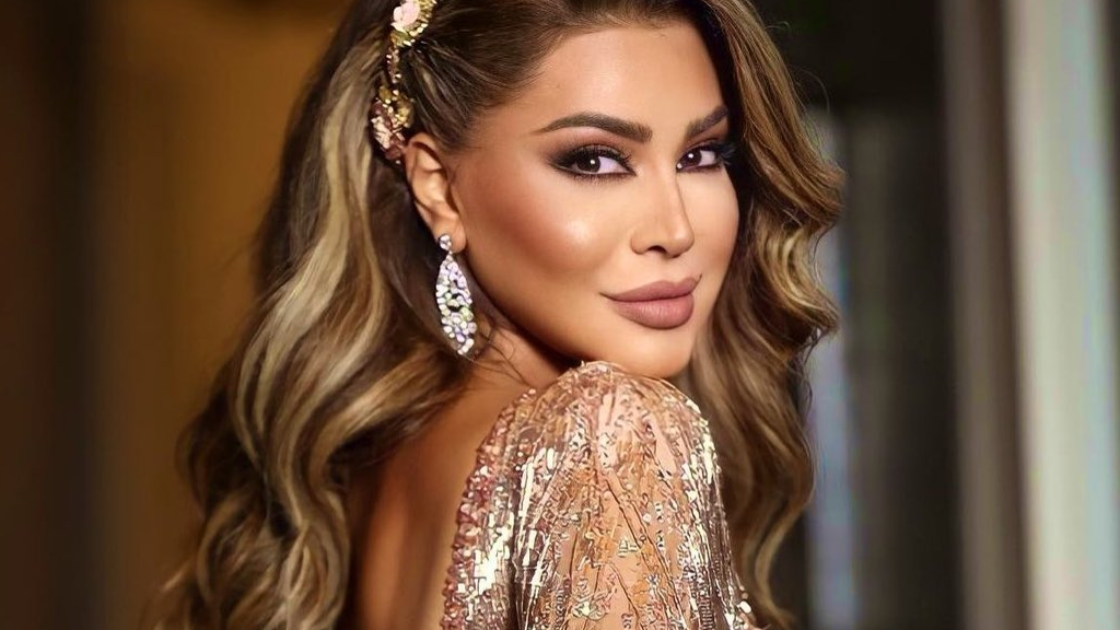 النجمة الذهبية تحتفل بعيد ميلادها .. وهكذا عايدتها ابنتها تيا.. 