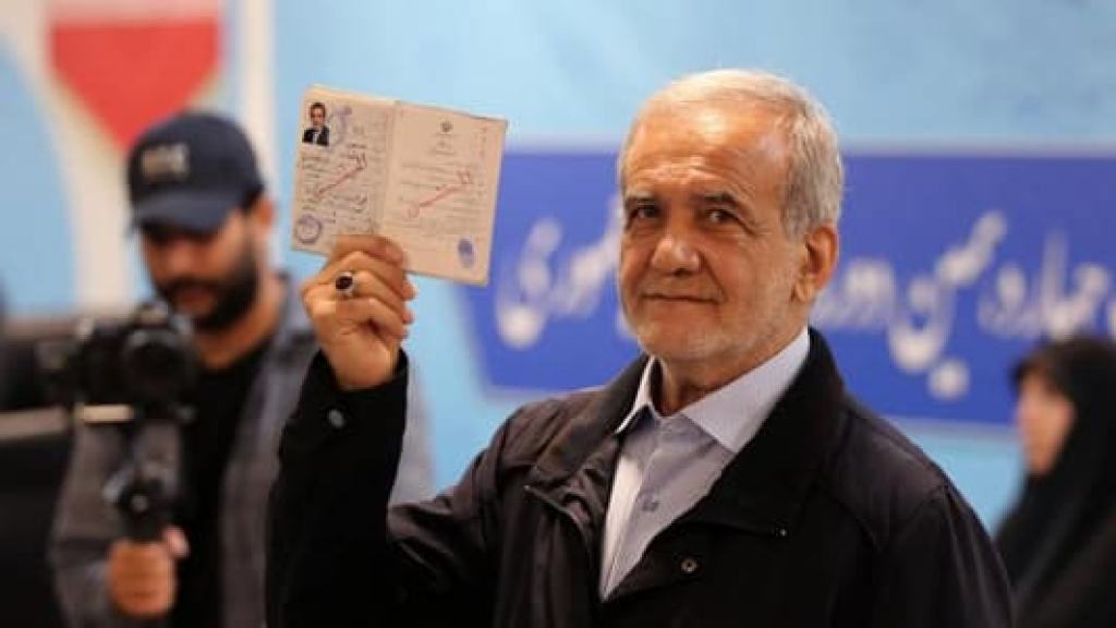 الرئيس الإيراني المنتخب يؤدي اليمين أمام مجلس الشورى في مطلع آب