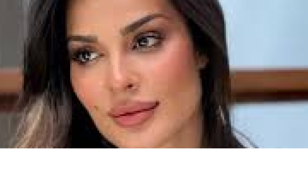 من داخل حوض الاستحمام.. نادين نسيب نجيم تروّج لعلامتها التجارية (صور)
