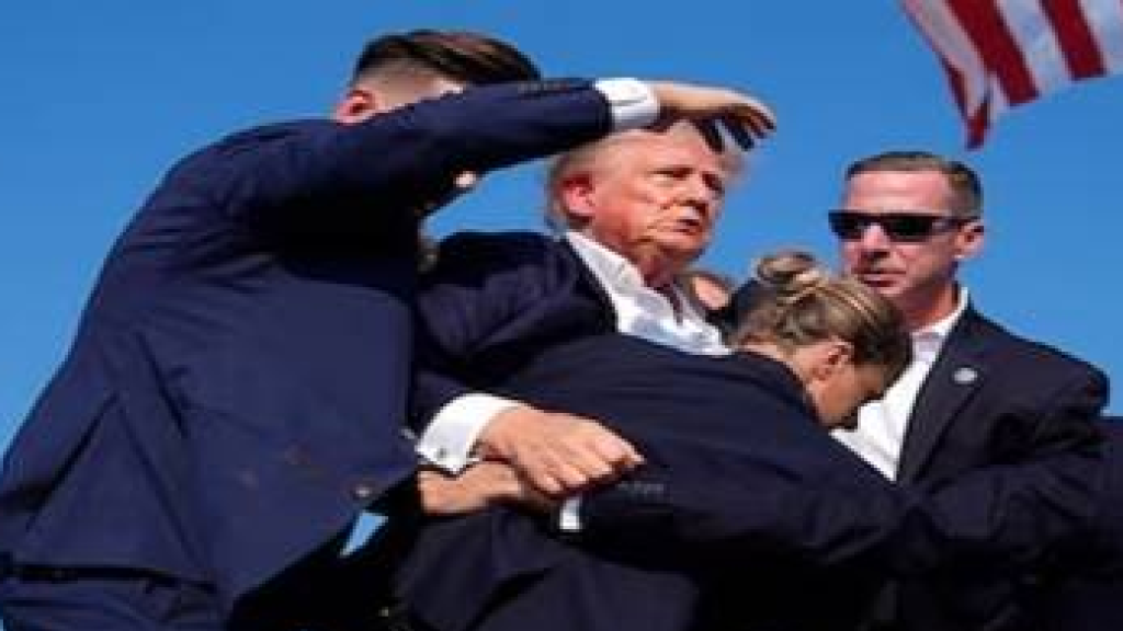 فيديو جديد للحظة إصابة ترامب تم تصويره من الخلف يظهر كيفية سحبه من دائرة الخطر (فيديو)