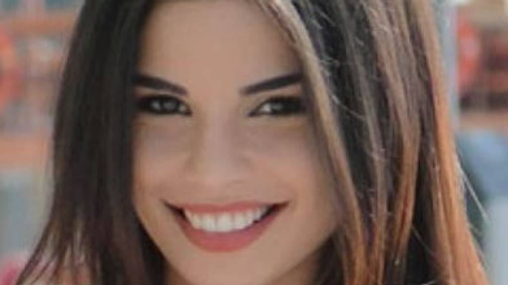 بعد انضمامها لنخبة من النجوم... الفنانة الشابة تظهر شبه عارية! 