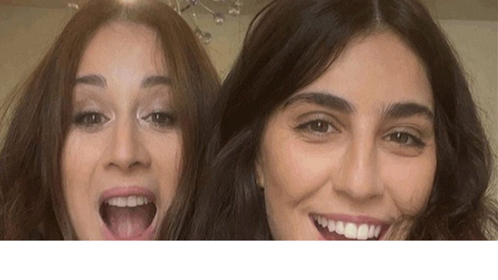 ناديا شربل تنشر صورة لوالدتها كارين رزق الله من داخل حوض السباحة: 