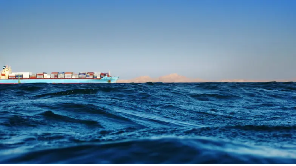 بعد هجوم للحوثيين على سفينة.. رصد بقعة نفطية بطول 220 كلم بالبحر الأحمر ! 