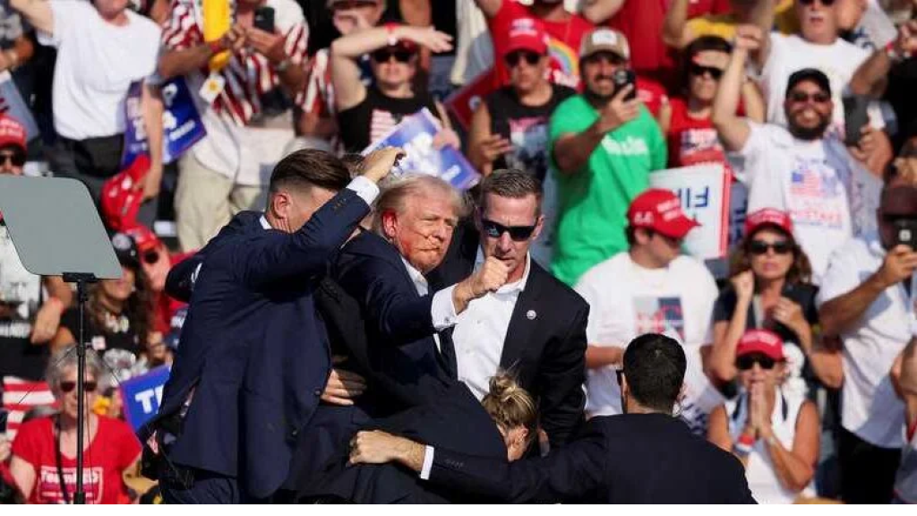 فتاة خلف منصة ترامب تثير الريبة… هل كانت ضمن فريق الاغتيال؟