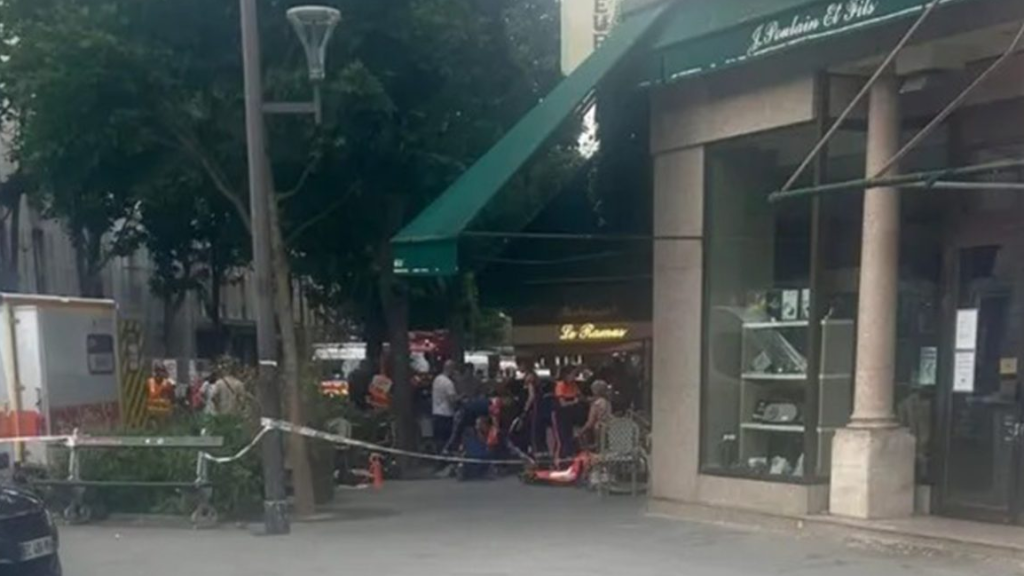 سيارة تقتحم شرفة مقهى في باريس.. وإصابات حرجة!! 