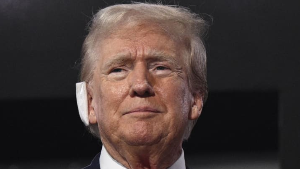 بالفيديو.. بايدن يستعد لتقبيل سيدة.. وزوجته تتدخل!