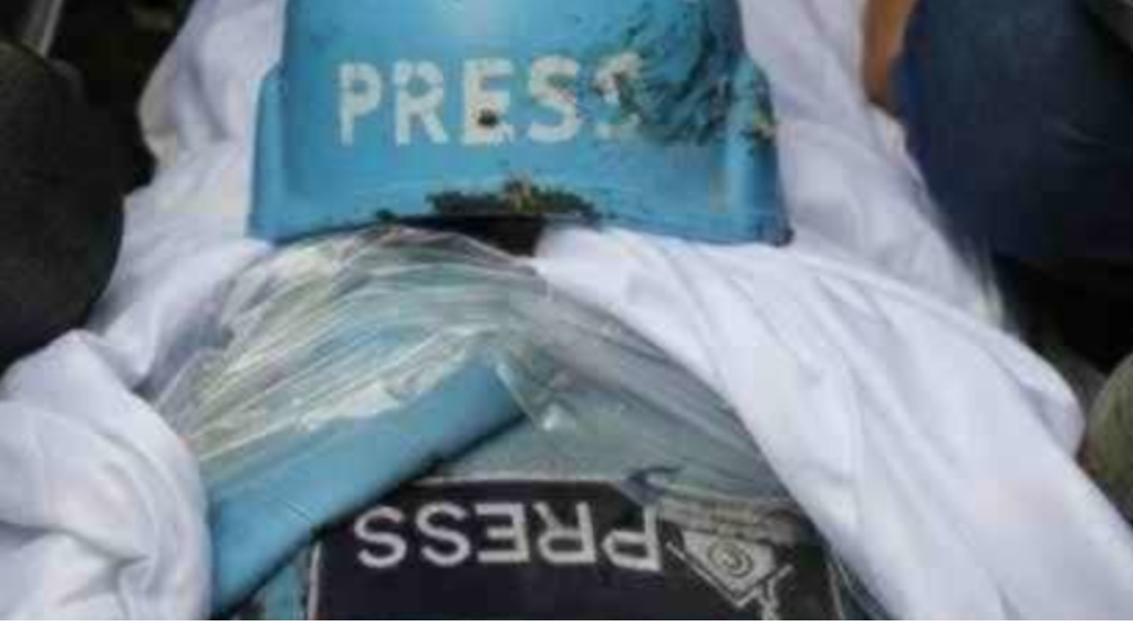 استشهاد صحافي وزوجته وطفلَيه في غارة على منزلهم شمال غزة