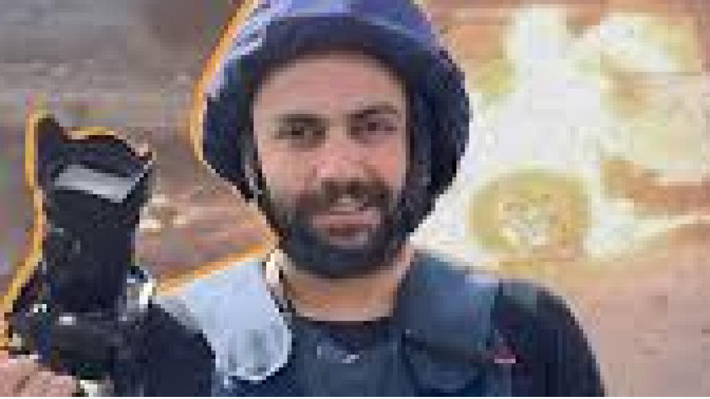 صورة شقيقة شهيد على لائحة إعلانية  سياسية... و 