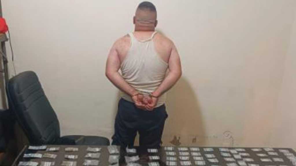 روّج المخدّرات بين كاليري سمعان والحازميّة.. وشعبة المعلومات تلقي القبض عليه