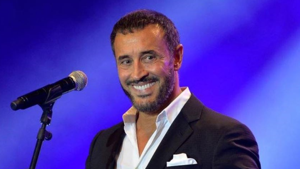 فيديو طريف لكاظم الساهر.. نسي أنه على المسرح!