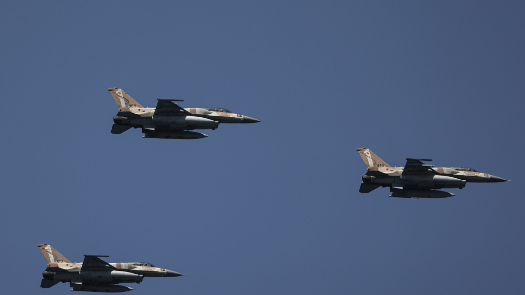 إعلام عبري ويمني: سرب من المقاتلات الاسرائيلية يحلق فوق البحر الأحمر (فيديو)