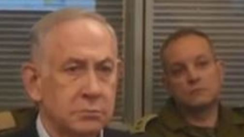 من غرفة العمليات... بالفيديو: نتنياهو وهاليفي يتابعان الغارات على الحديدة