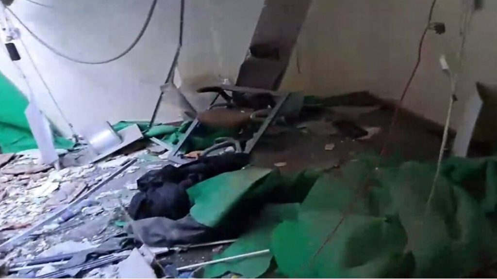 الجيش الإسرائيلي يخلف دمارا كبيرا في مقر RT وينهب معداته في قطاع غزة (فيديو)
