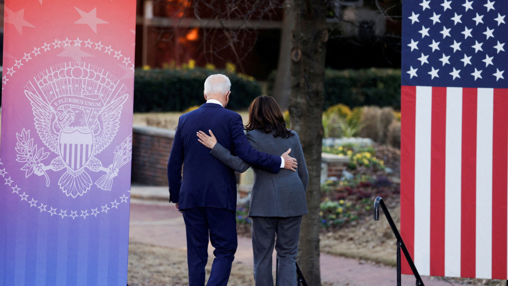 إذا تنافست هاريس وترامب.. من الأقرب إلى الفوز؟ 