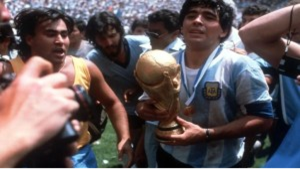 مقابل مليون يورو..عرض قميص مارادونا في مونديال 1986 في مزاد علني