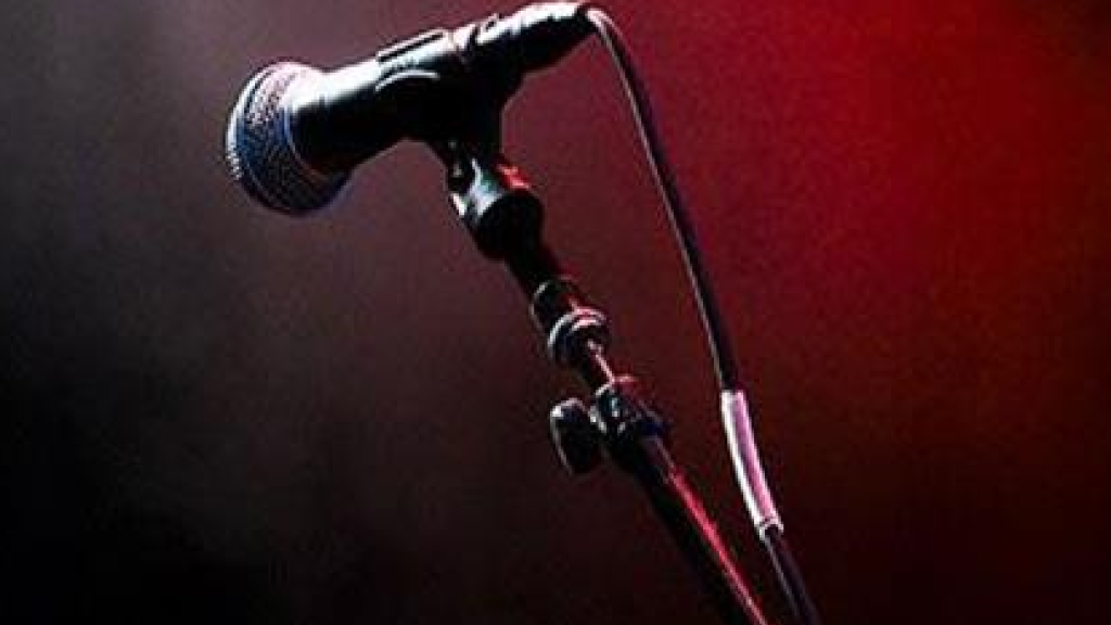 بالفيديو: فنانة لبنانية تُثير الجدل.. أطلت بقميص مُبلل والجمهور يصف أغنيتها بـ “الهابطة”