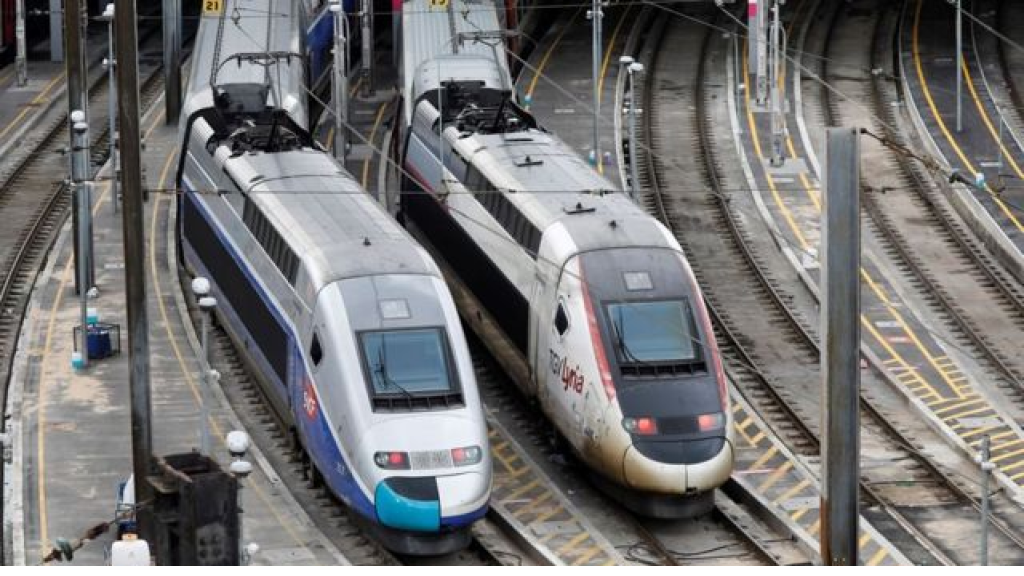 فرنسا أعلنت استئناف حركة القطارات السريعة وحمّلت أقصى اليسار مسؤولية تخريبها