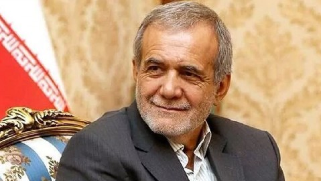 الرئيس الإيراني مسعود بزشكيان يؤدي اليمين الدستورية أمام مجلس الشورى