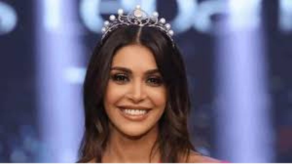 بالفيديو لحظة سقوط ياسمينا زيتون في حفل ملكة جمال لبنان