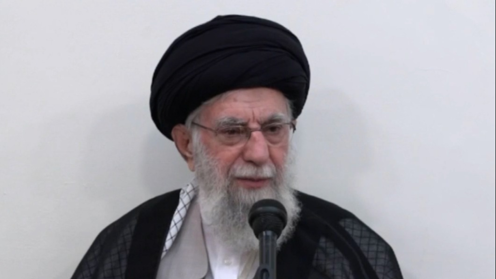 المرشد الأعلى الإيراني أصدر أمرا بضرب إسرائيل بشكل مباشر 