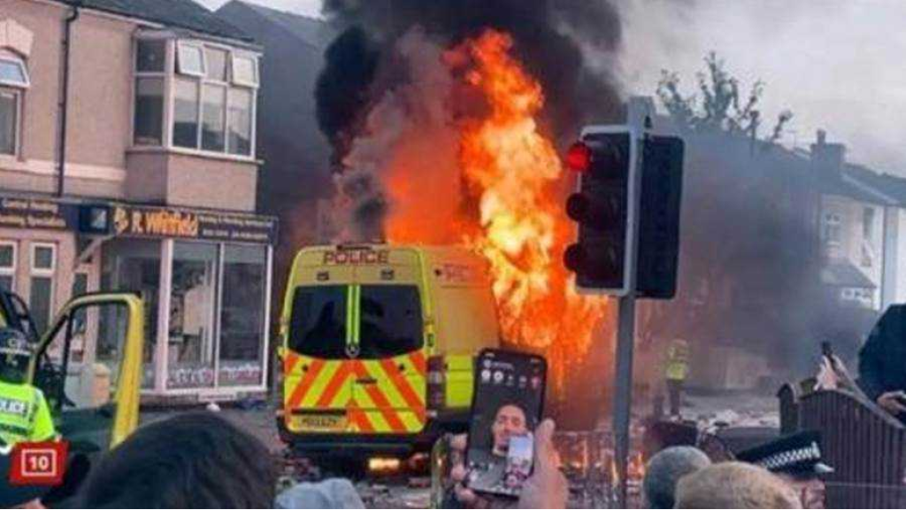 الأوسع نطاقاً منذ 13 عاماً.. تجدد أعمال العنف في شوارع بريطانيا