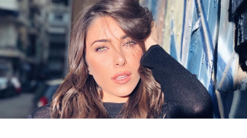 بمناسبة مرور شهر على زفافها.. دانييلّا رحمة في صور جديدة مع عائلتها