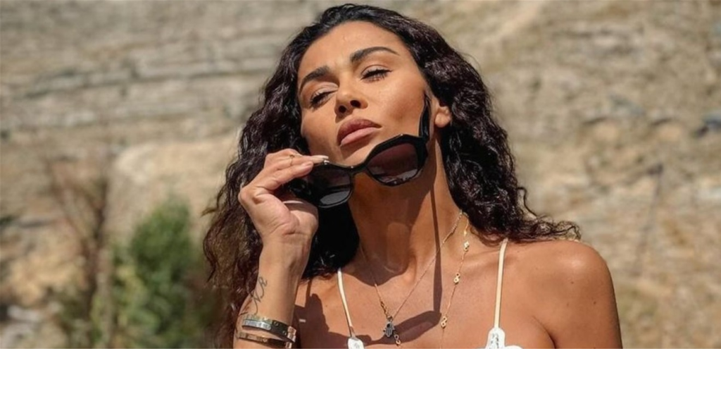 أخفت رقمها.. نادين الراسي تستعرض رشاقتها أمام سيارة فارهة (صورة)