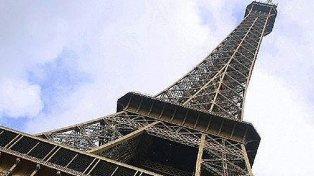 بالفيديو- عاري الصدر على برج ايفل... رجلٌ يبثّ الذعر في 