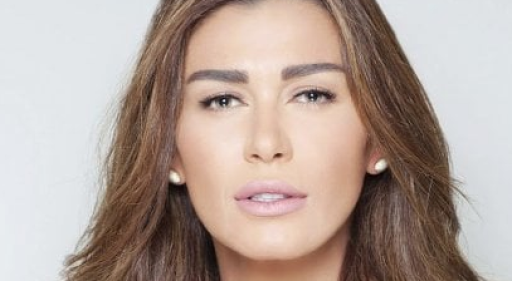 بالمايوه... نادين الراسي تستعرض رشاقتها أمام حوض السباحة (صور)