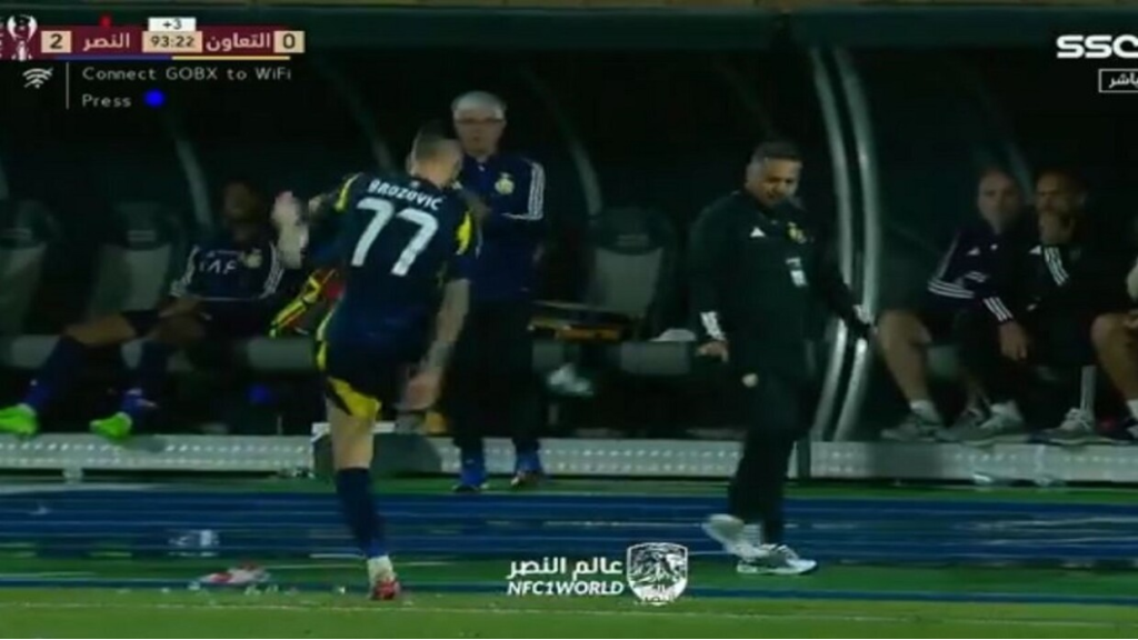 لاعب النصر ينفجر غضبا بعد طرده في 