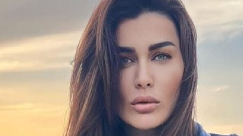 قامت بحركة بذيئة.. نادين الراسي تُثير الجدل برفقة هذا الشاب (صور)