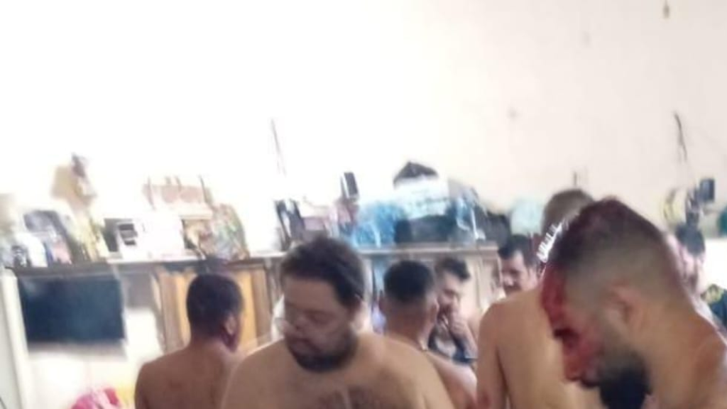إعتداءات وحالات حرجة... إشكال دموي في سجن القبة حيث أقدم عدد من السجناء على الاعتداء على أكثر من ٢٥ شخصاً داخل مهجعهم في السجن وقاموا بتشطيبهم بالسكاكين والآلات الحادة، مما أسفر عن سقوط عدد من الجرحى قبل أن تتمكن القوى الأمنية من ضبط الوضع