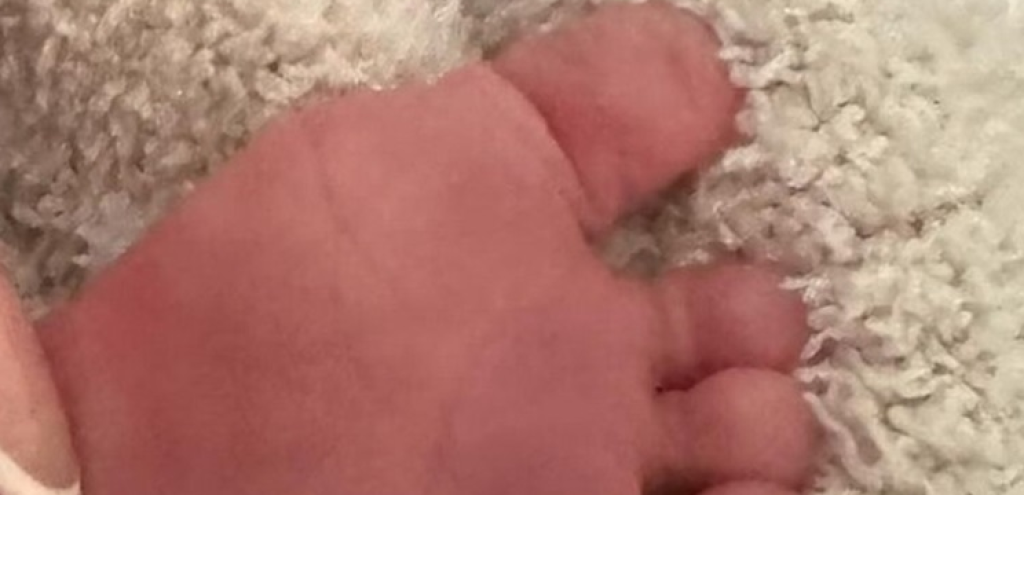 نجم يُرزق بمولوده الأول.. وصورته تحصد 8 ملايين 