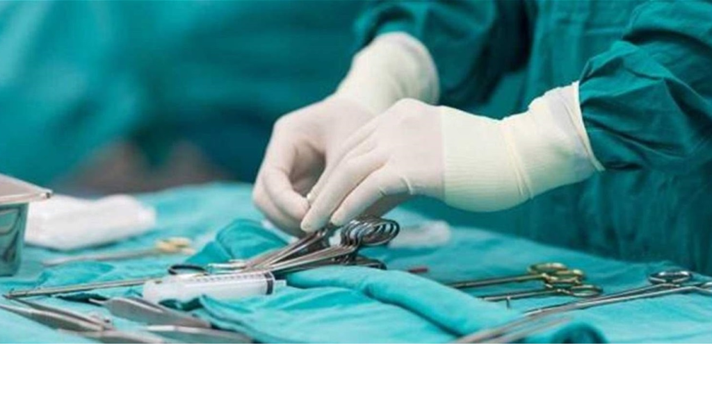 بعد شعوره بآلام في العين... نجم شهير يخضع لعملية جراحية عاجلة ومفاجئة
