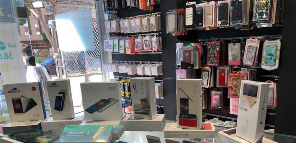 أصحاب محلات الهواتف ونار الدولار.. هل توقف البيع بـ