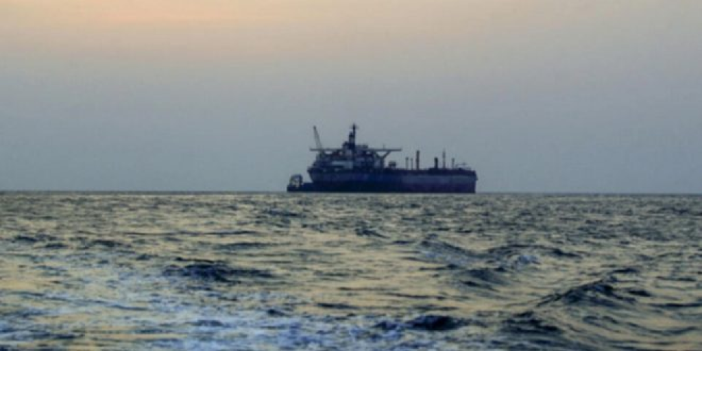 “رويتزر”: هجوم على ناقلة نفط سعودية وسفينة نفط أخرى في البحر الأحمر
