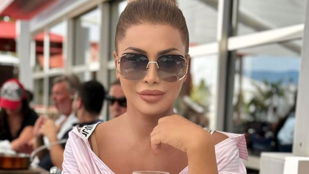 النجمة  الذهبية لاحد متابعيها 