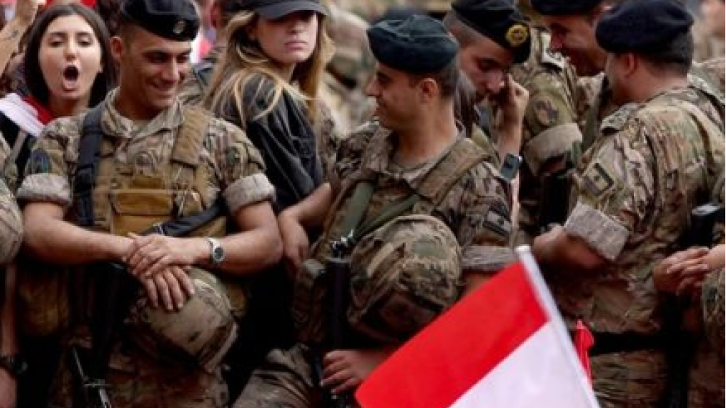 العسكريون المتقاعدون يهددون بمنع الجلسة الحكومية: لنا حساب معكم