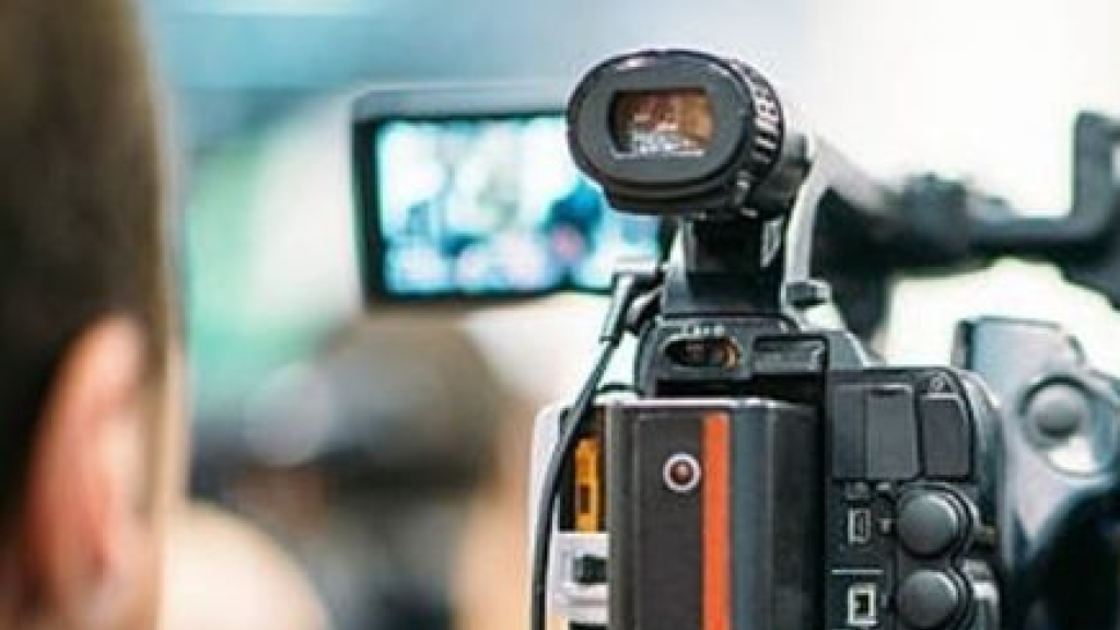 بالفيديو- طلبت من الجمهور التوقّف عن التصفيق وأوقفت التصوير.. إليكم ما حصل مع الإعلامية المشهورة!