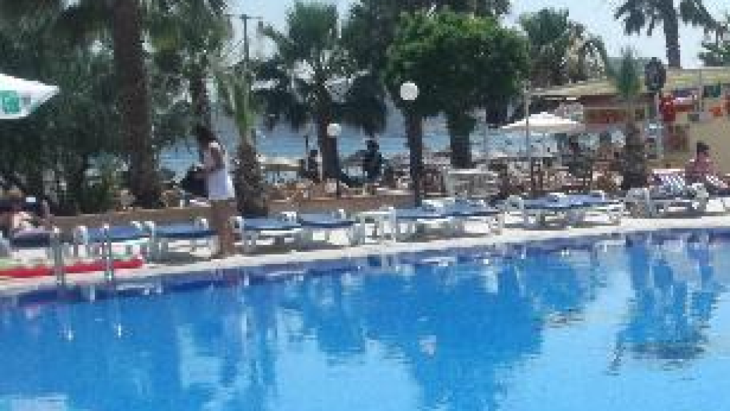 توقيف طفلة ووالديها بعد شجار مع ابنة شقيق الوزير 