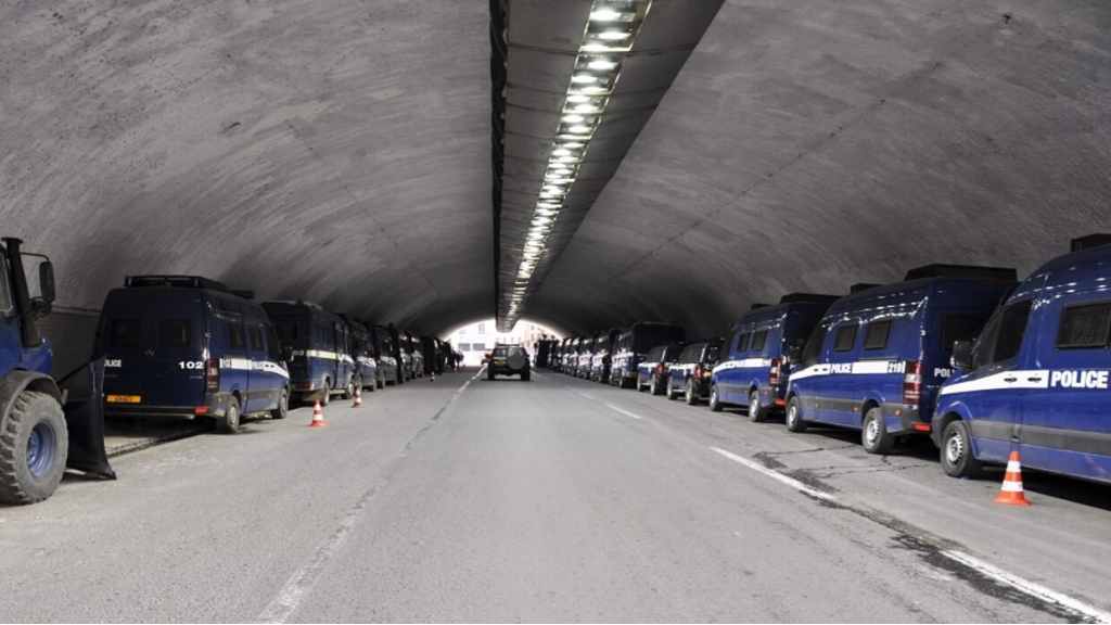 جريمة بشعة تهز الجزائر.. شقيقتان مشهورتان على 