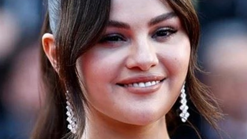 بالصور- بلمسة لبنانية راقية.. نجمة عالمية تختار هذا المصمم للظهور بحلقة تلفزيونية 