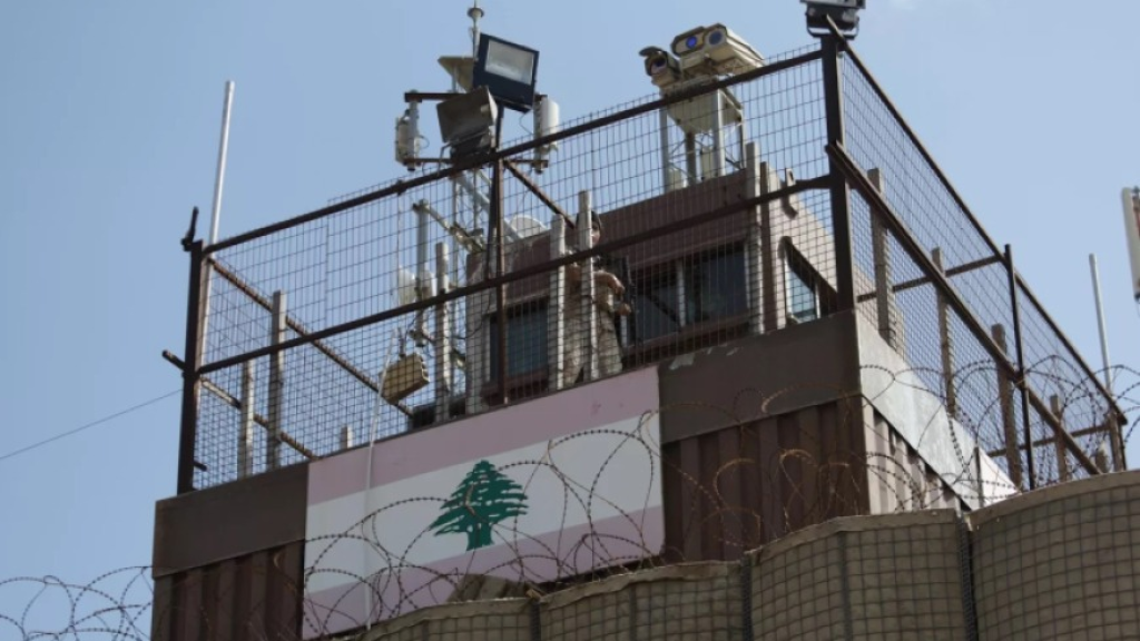 بعد استهدافها من قبل العدو .. شاهد الحفرة التي خلفها الطيران المعادي لقطعها..