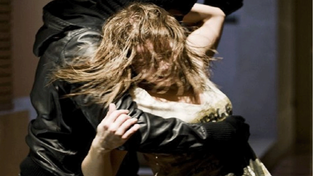 بالفيديو : “شبكة دعارة” من ام وبناتها القاصرات 13 سنة.. وترغمهن على تعاطي المخدرات