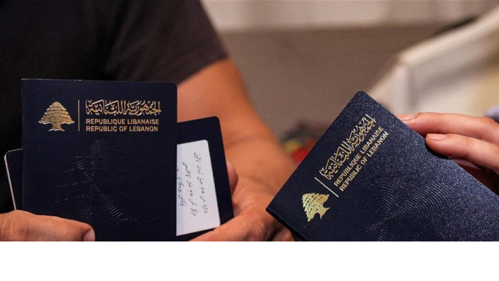 هؤلاء يتهافتون على جوازات السفر 