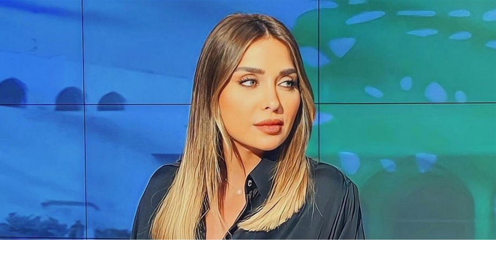 من داخل استديو الأخبار.. مذيعة 